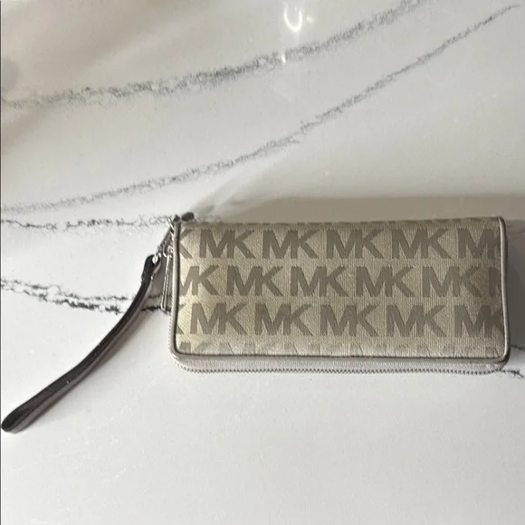 Michael Kors Jet Set Travel Continental Light Grey Logo Wristlet - Picture 5 of 12